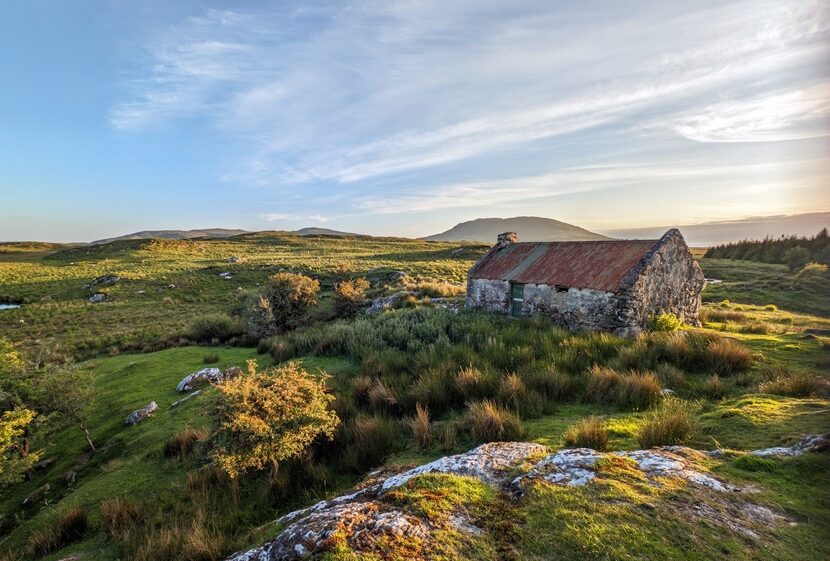 Beautiful,Landscape,Scenery,With,Old,Rusty,Tin,Roof,Cottage,On